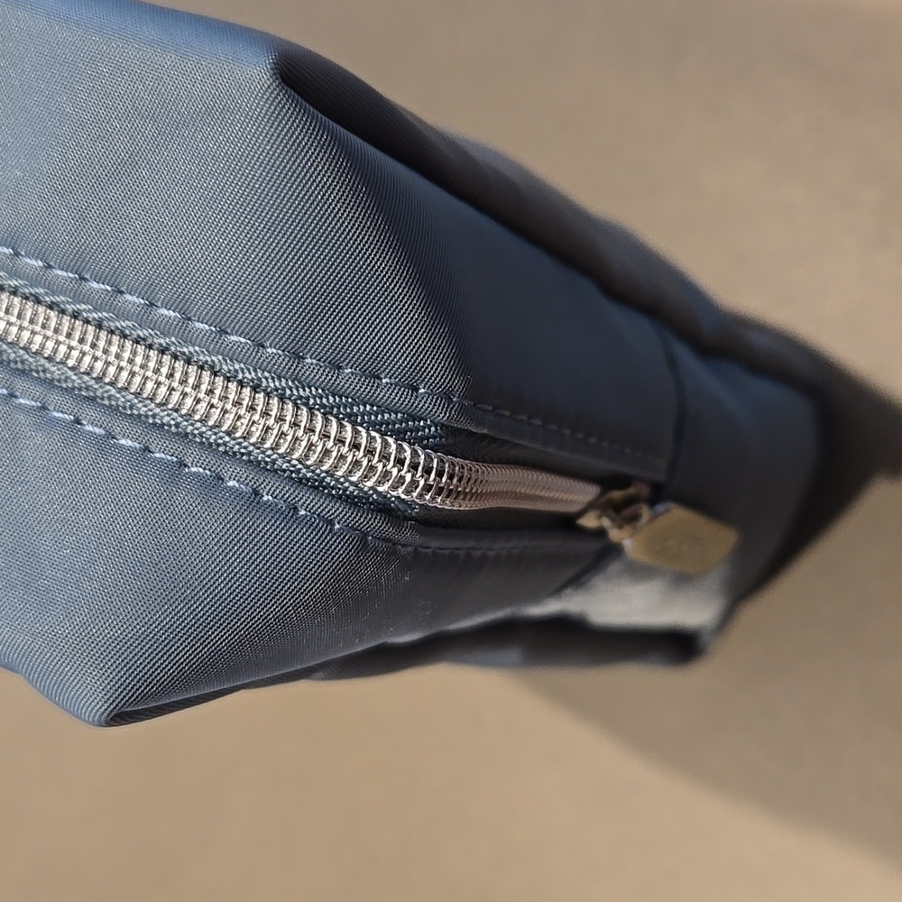 New never used GUCCI zipper pouch clutch bag in beautiful Blue Silver 8x6 1/2 in - Picture 6 of 9